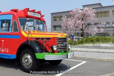 近江鉄道本社ビル前の枝垂桜とボンネットバス・日野BA14(1958年式,東浦自動車工業) 4月10日、彦根駅東口において【クリックで大きく表示】