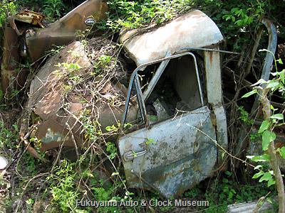 兵庫県某所の廃車体集積地に遺存していたマツダD1100(1959〜61年式)の廃車体