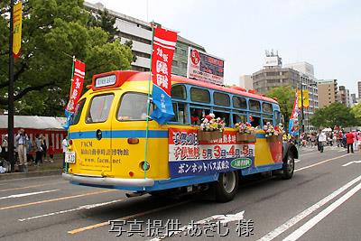 5月3日、ひろしまフラワーフェスティバルの花の総合パレードに出場したボンネットバス・日野BA14