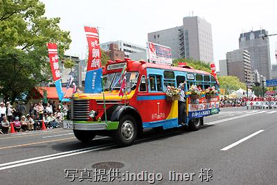 5月3日、ひろしまフラワーフェスティバルの花の総合パレードに出場したボンネットバス・日野BA14