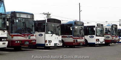 井笠バスカンパニーの一般乗合路線車5台並び Z9409 福山22く1293・H0302 福山200か199・Z0101 福山200か113・H1101 福山200か447・Z9410 福山22く1292 6月23日夕方撮影【クリックで大きく表示】