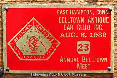 ダッシュボードに鋲留めの“Belltown Antique Car Club 23th Annual Meet”プレート