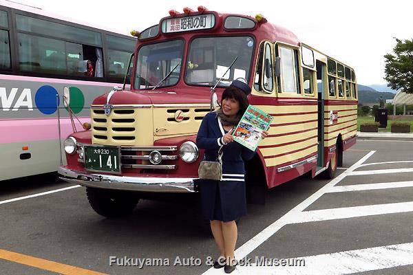 この写真はヤラセです♪ 豊後高田市のボンネットバスとガイドのさっちゃん