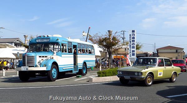 「ロマンチックツーリング2016」参加車のマツダ ルーチェ1500デラックス(SUA・初代初期型)と日野BH15 「ロマンチックツーリング2016」参加車のマツダ ルーチェ1500デラックス(SUA・初代初期型)と日野BH15