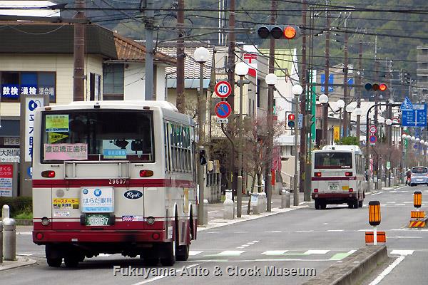 井原郵便局前付近をゆく井笠鉄道カラーの路線バス 2016年4月8日(金)12:57撮影 井原郵便局前付近をゆく井笠鉄道カラーの路線バス