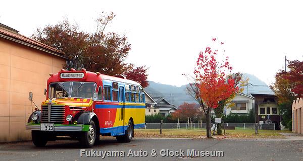 高松琴平電気鉄道760号(元玉野市営電気鉄道モハ103号)の保存施設がある玉野市すこやかセンターにおいて ボンネットバス・日野BA14 高松琴平電気鉄道760号(元玉野市営電気鉄道モハ103号)の保存施設がある玉野市すこやかセンターにおいて