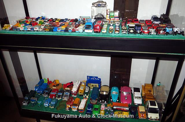 当館で展示開始した吉野弥久氏寄贈の自動車模型 当館で展示開始した吉野弥久氏寄贈の自動車模型