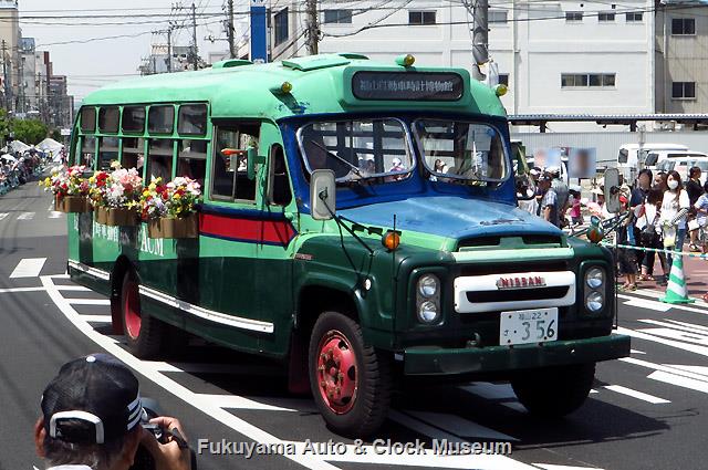 2015年5月17日、第48回福山ばら祭のローズパレードへ出場したボンネットバス・ニッサンU690 第48回ローズパレード2015へ出場したボンネットバス・ニッサンU690