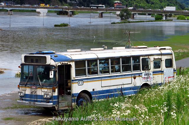 2016年6月23日、芦田川増水のため堤防際へ退避されていたゴルフ練習場移動事務所だった中国バス除籍の日野K-RC381 中国バス除籍 日野K-RC381廃車体
