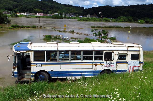 2016年6月23日、芦田川増水のため堤防際へ退避されていたゴルフ練習場移動事務所だった中国バス除籍の日野K-RC381 中国バス除籍 日野K-RC381廃車体