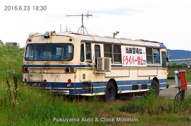 2016年6月23日、芦田川増水のため堤防際へ退避されていたゴルフ練習場移動事務所だった中国バス除籍の日野K-RC381 中国バス除籍 日野K-RC381廃車体