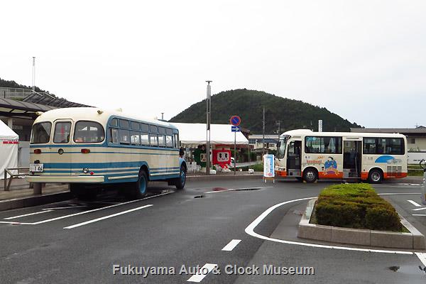 井原駅前で開催された「井原市公共交通祭り」での車両展示風景 「井原市公共交通祭り」車両展示風景