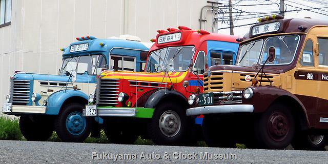 昨年5月13日撮影のボンネットバス3台並び 右から鞆鉄道の いすゞBX341・当館の日野BA14・BH15 ボンネットバス3台並び