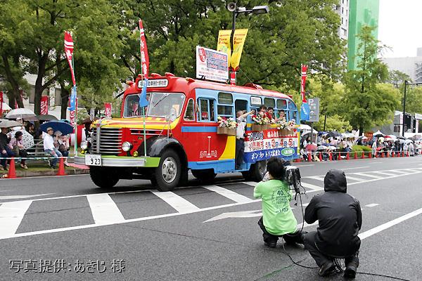2016年5月3日、ひろしまフラワーフェスティバルの花の総合パレードへ出場した日野BA14 2016年5月3日、ひろしまフラワーフェスティバルの花の総合パレードへ出場した日野BA14(東浦自動車工業,1958年式)