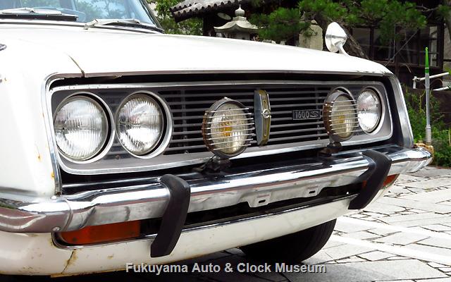 ゴールデンシリーズ RT54 ハードトップ 1600S向けのフロントグリルとエンブレムを取り付け トヨペット RT40 コロナ セダン 1500 デラックスに取り付けのゴールデンシリーズ RT54 ハードトップ 1600S向けフロントグリルとエンブレム