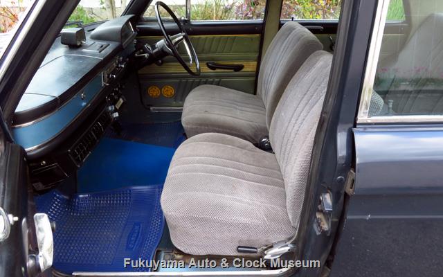 運転席と助手席 ダットサン P411 ブルーバード 1300 4ドア デラックスの運転席と助手席