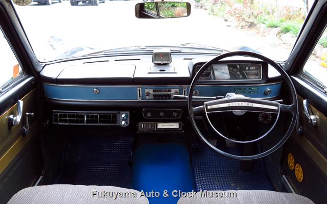 車内前方 ダットサン P411 ブルーバード 1300 4ドア デラックスの車内前方