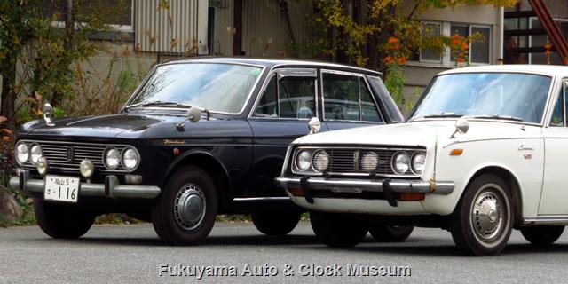 P411 ブルーバード × RT40 コロナ ダットサン P411 ブルーバード 1300 デラックス と トヨペット RT40 コロナ セダン 1500 デラックスの並び
