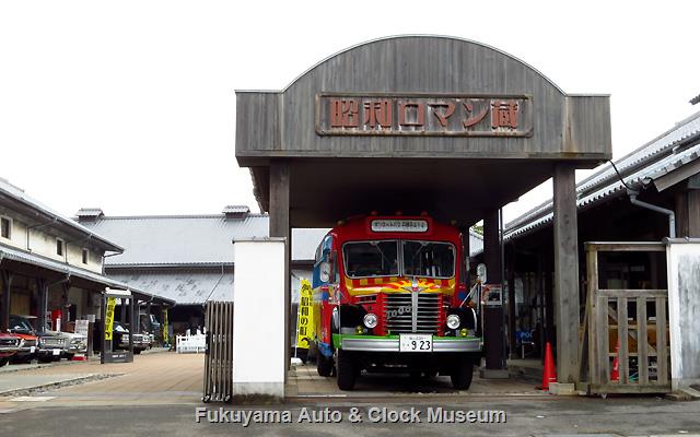 昭和ロマン蔵の車庫で展示中のボンネットバス・日野BA14 1月12日撮影 昭和ロマン蔵の車庫で展示中のボンネットバス・日野BA14