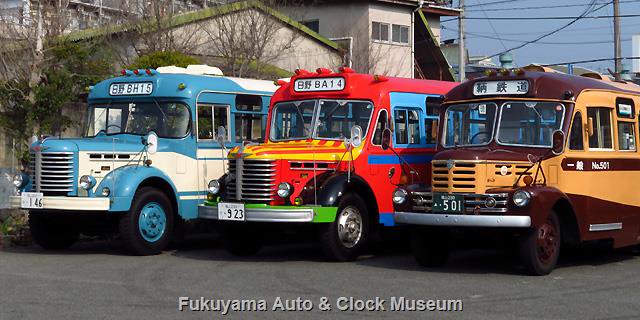 ボンネットバス3台並び 右から鞆鉄道の いすゞBX341、当館の日野BA14・BH15 昨年3月25日撮影 ボンネットバス3台並び