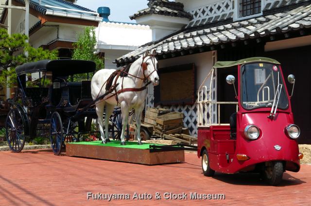 福山ばら祭のローズパレードへ出場予定のダイハツDBC-1と馬車など ダイハツDBC-1と馬車など