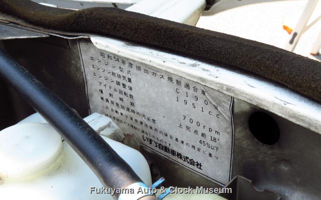 エンジンルーム内に貼付の“昭和54年度排出ガス規制適合車”ラベル いすゞ K-PAD30V フローリアンバン ディーゼルの昭和54年度排出ガス規制適合車ラベル
