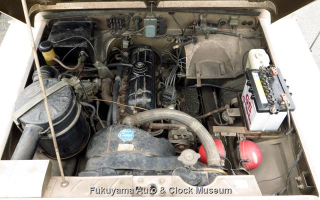 VA型水冷直列4気筒OHVガソリンエンジンが収まるエンジンルーム マツダX2000のエンジンルーム