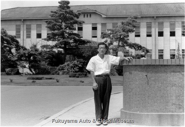 昭和33年8月 トヨタ自動車工業(株)本社事務所前に立たれた小林啓一氏 昭和33年8月 トヨタ自動車工業(株)本社事務所前に立たれた小林啓一氏