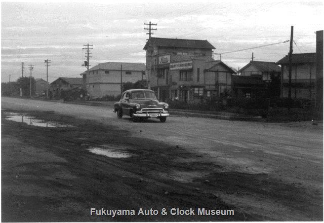 昭和32年 未舗装の国道2号沿い(本庄町)にあった広島日野ヂーゼル福山営業所 昭和32年 未舗装の国道2号沿い(本庄町)にあった広島日野ヂーゼル福山営業所