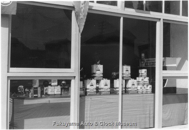 昭和34年 広島トヨペット福山支店 玄関東側の部屋での油脂・部品類陳列風景 外から窓越しに 昭和34年 広島トヨペット福山支店 玄関東側の部屋での油脂・部品類陳列風景 外から窓越しに