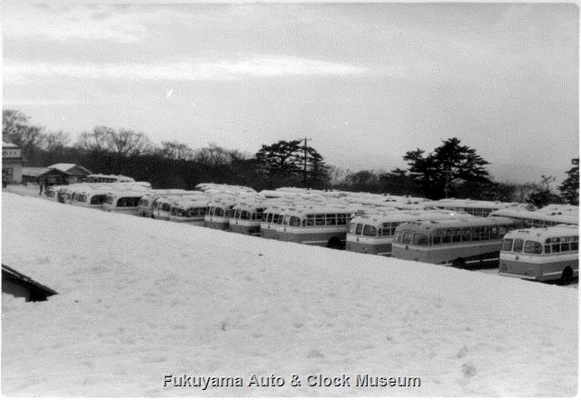 昭和32〜33年撮影 大山スキー場の駐車場 丸型ボディのバスがすし詰め状態 昭和32〜33年撮影 大山スキー場の駐車場 丸型ボディのバスがすし詰め状態