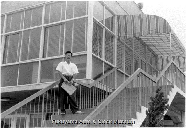 昭和33年8月 中部日本自動車学校 展示館南側階段に立たれた小林啓一氏 昭和33年8月 中部日本自動車学校 展示館南側階段に立たれた小林啓一氏