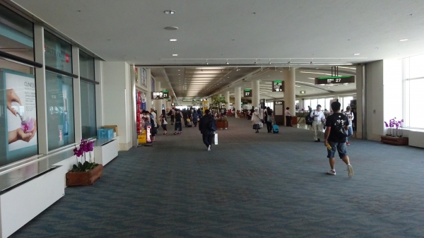 那覇空港通路