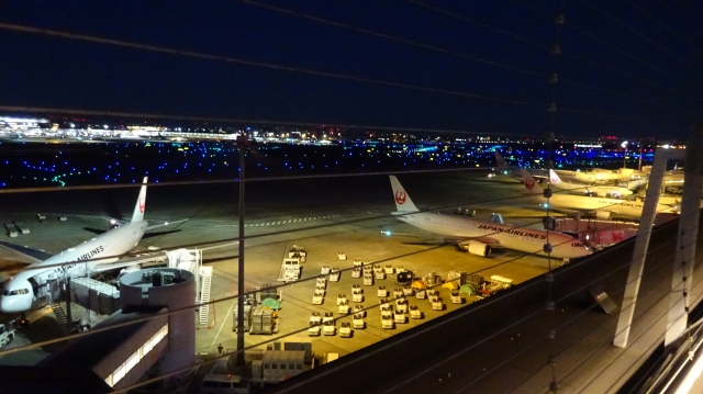 初日の出前羽田空港.JPG