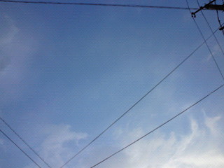 ラジオ体操の朝の青空