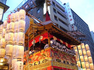 四条通に建つ長刀鉾