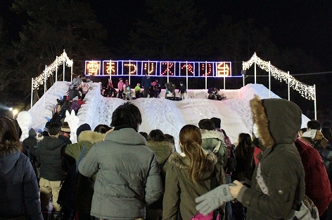 弘前城雪灯籠まつり2016雪滑り台