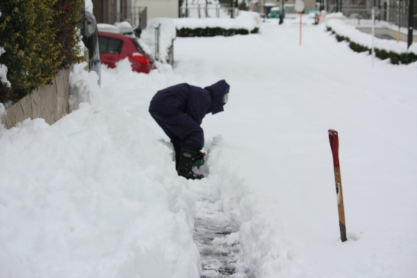 雪かきする次男