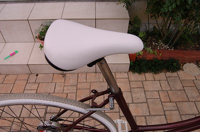 小ぶりなサドル。安いけどなかなか。