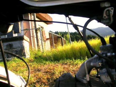 夕日に照らされる愛車。あ〜帰りたくない、このままどこか遠くへ行きたい! っと思ったところで、家庭があるのでなるべく早く帰りま〜す。写真は夕陽に染まる、八郷の果樹園近く。 夕日に照らされる愛車。あ〜帰りたくない、このままどこか遠くへ行きたい! っと思ったところで、家庭があるのでなるべく早く帰りま〜す。写真は夕陽に染まる、八郷の果樹園近く。
