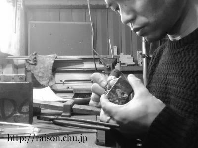 ガレージ工房で作業中。 ガレージ工房で作業中。