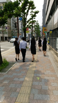 同期のきらら姐さんがオシャレに手をあげてアピールしてくれてます。タクシーが停車しそうでヒヤヒヤしてました。
