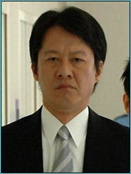 いつもけんか腰の男