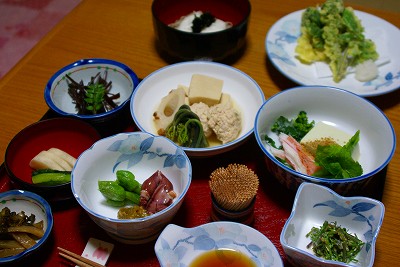 山菜づくしの質素なコース