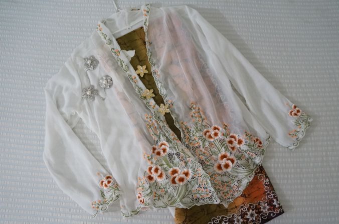 マレーシア　ブラウス　花柄刺繍　民族衣装　サロン・クバヤ　プラナカン　ニョニャ