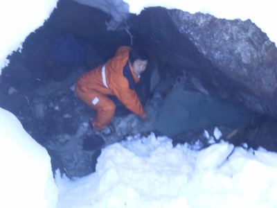 雪を堀上げて源泉の確認作業中