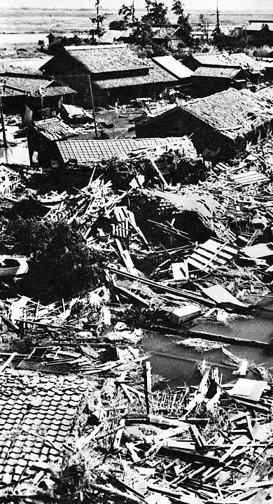 1959_Typhoon_Vera_damage_at_Handa.jpg