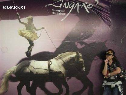 地下鉄エチエンヌマルセル駅にあった「Jingarono」のポスター。