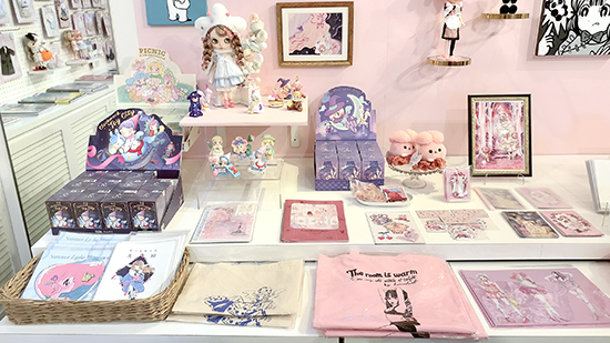 超レア1点物屋内外店舗用ディスプレイパネル女の子だんご屋竹鳥京イラスト大型 Dreamy Box～女の子のための宝箱～展 』店内ディスプレイの様子
