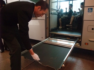 シャトルバス